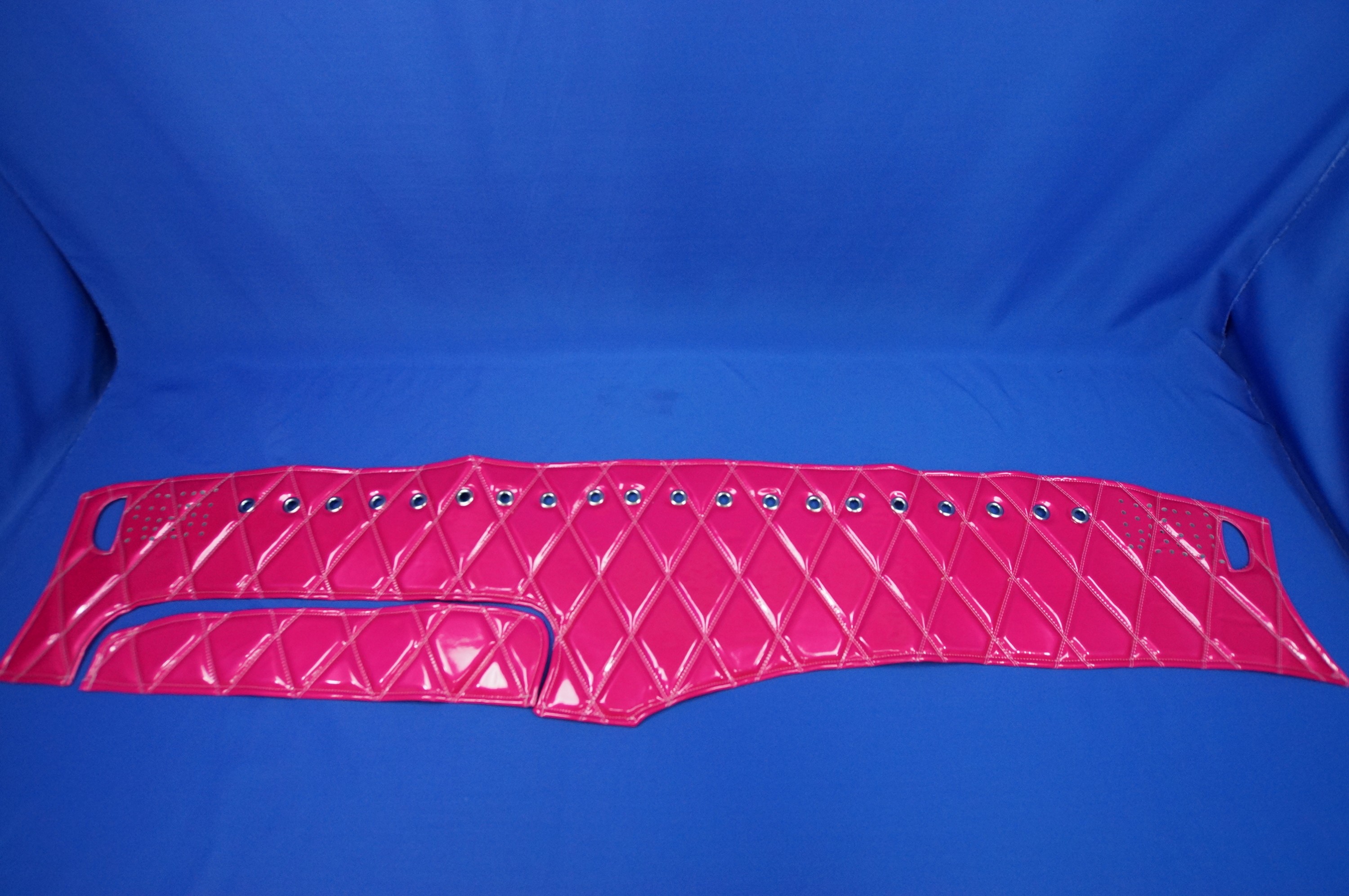 エナメルピンク糸色々リング付き車種別大型用ダッシュマット